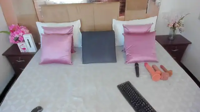 LizBrook online show from April 1, 2026, 7:33 pm