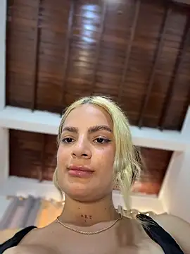 Snapshot of emiss_ chatting on December 18, 2025, 6:45 pm emiss online show from December 18, 2025, 6:45 pm