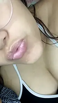 Amira Hadi online show from October 8, 2025, 3:02 pm