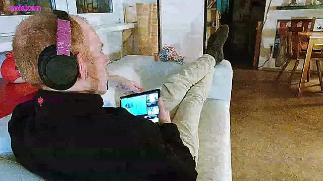 Snapshot of BongChannel chatting on January 28, 2025, 8:04 pm BongChannel online show from January 28, 2025, 8:04 pm