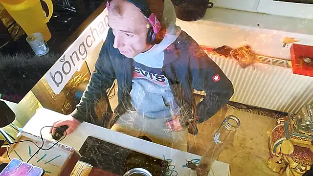 Snapshot of BongChannel chatting on February 1, 2025, 10:23 pm BongChannel online show from February 1, 2025, 10:23 pm