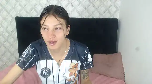 Snapshot of Emma-Wilson chatting on March 3, 2025, 10:10 pm Emma-Wilson online show from March 3, 2025, 10:10 pm