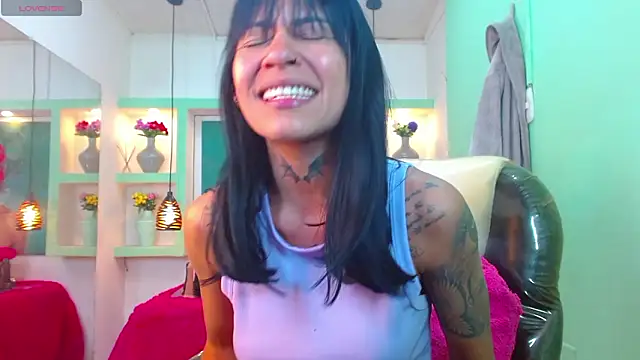 lorenapinto online show from February 19, 2026, 5:15 am