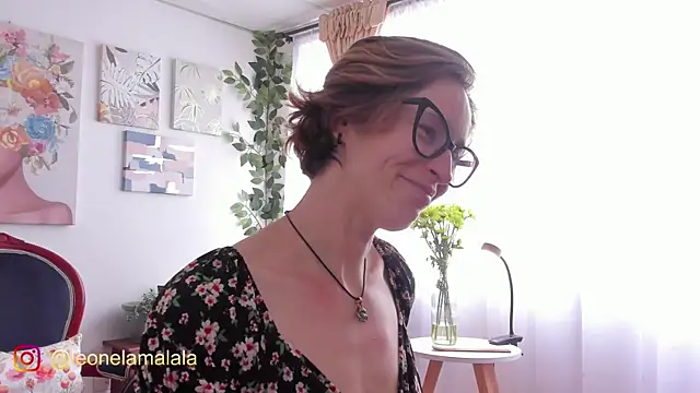 Snapshot of cuddlingbunny chatting on November 16, 2025, 7:18 pm cuddlingbunny online show from November 16, 2025, 7:18 pm