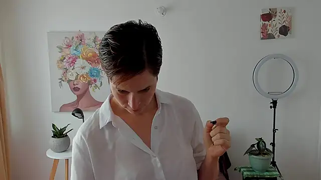 Snapshot of cuddlingbunny chatting on February 16, 2025, 3:27 pm cuddlingbunny online show from February 16, 2025, 3:27 pm