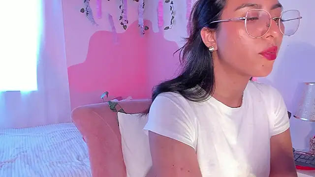 Snapshot of DaraBeckett chatting on February 18, 2026, 9:00 pm DaraBeckett online show from February 18, 2026, 9:00 pm