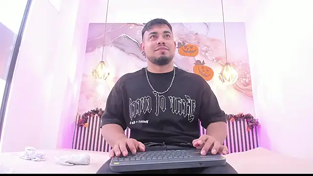 Snapshot of BrianMalonee chatting on October 31, 2025, 12:02 pm BrianMalonee online show from October 31, 2025, 12:02 pm