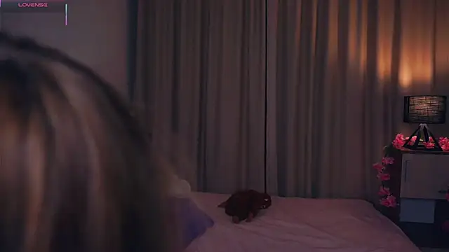 Snapshot of OronaNengl chatting on March 11, 2025, 7:47 pm OronaNengl online show from March 11, 2025, 7:47 pm