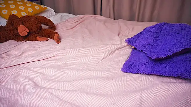 Snapshot of OronaNengl chatting on March 23, 2025, 1:42 am OronaNengl online show from March 23, 2025, 1:42 am