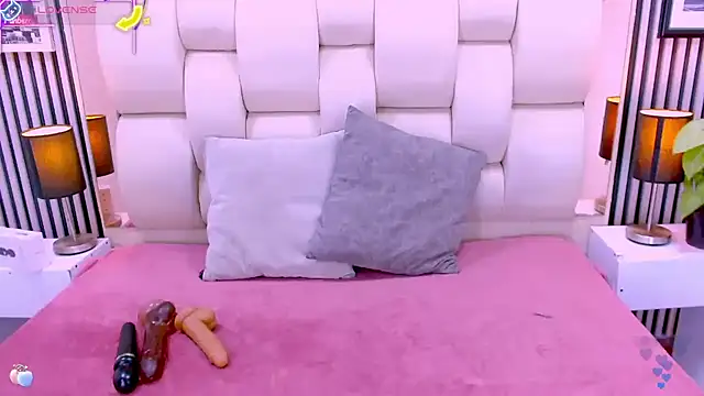 Snapshot of sarah_cream chatting on December 14, 2025, 5:57 am sarah cream online show from December 14, 2025, 5:57 am