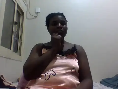 Snapshot of queenzuena chatting on April 29, 2026, 9:43 pm queenzuena online show from April 29, 2026, 9:43 pm