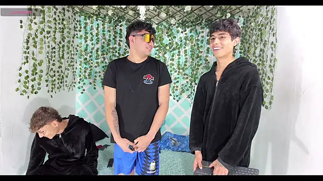 oliverhot2005 online show from December 5, 2025, 7:45 pm