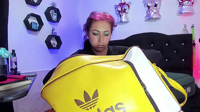 Snapshot of LucyStrike_ chatting on November 24, 2025, 11:27 pm LucyStrike online show from November 24, 2025, 11:27 pm