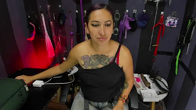 Snapshot of LucyStrike_ chatting on October 23, 2025, 10:52 pm LucyStrike online show from October 23, 2025, 10:52 pm