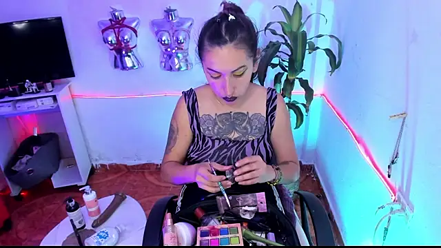 LucyStrike  online show from May 28, 2026, 2:52 am