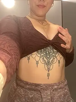 Snapshot of Luccreccia_ chatting on November 24, 2025, 9:09 am Luccreccia online show from November 24, 2025, 9:09 am