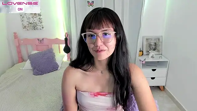 Snapshot of cute_roxy chatting on November 6, 2025, 2:15 am cute roxy online show from November 6, 2025, 2:15 am