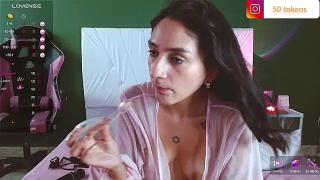 Snapshot of Mei_Kelly chatting on March 15, 2025, 9:27 pm Mei Kelly online show from March 15, 2025, 9:27 pm