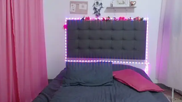 Snapshot of LenaDIaz chatting on October 12, 2025, 12:01 am LenaDIaz online show from October 12, 2025, 12:01 am