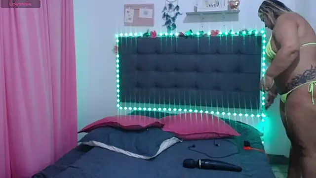 Snapshot of LenaDIaz chatting on October 30, 2025, 10:17 pm LenaDIaz online show from October 30, 2025, 10:17 pm