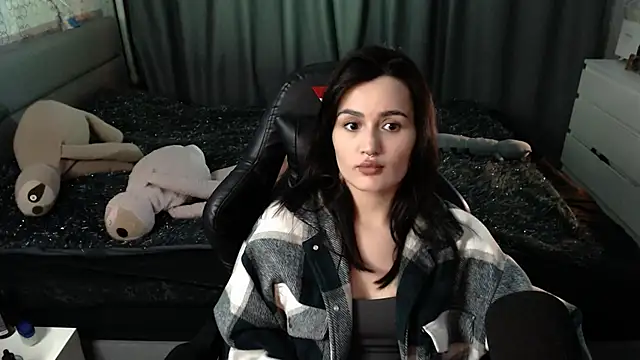 KiraYammy online show from November 16, 2025, 10:35 pm