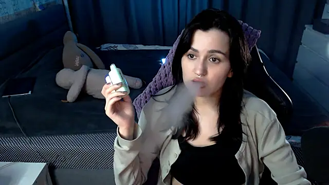 KiraYammy online show from November 14, 2025, 10:35 pm