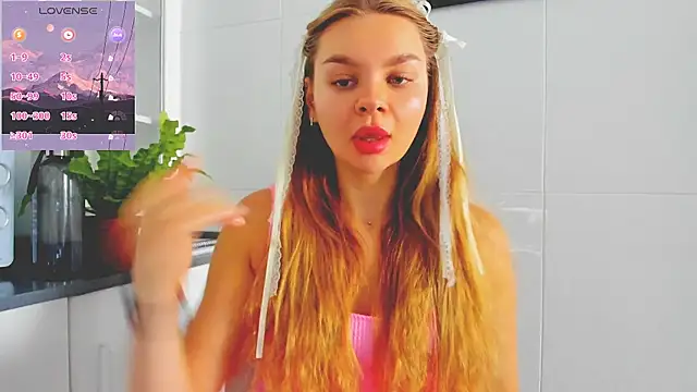 Snapshot of Molly_sweetie chatting on July 10, 2026, 6:35 am Molly sweetie online show from July 10, 2026, 6:35 am