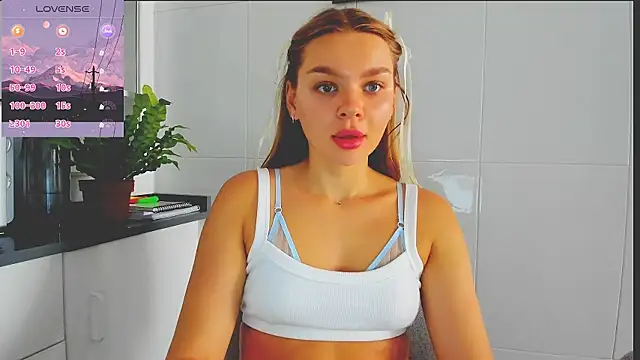 Snapshot of Molly_sweetie chatting on July 14, 2026, 6:29 am Molly sweetie online show from July 14, 2026, 6:29 am