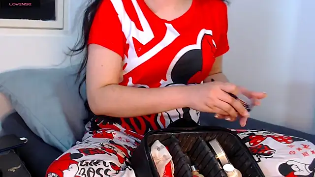 sofi-rojas1 online show from December 17, 2025, 2:05 am