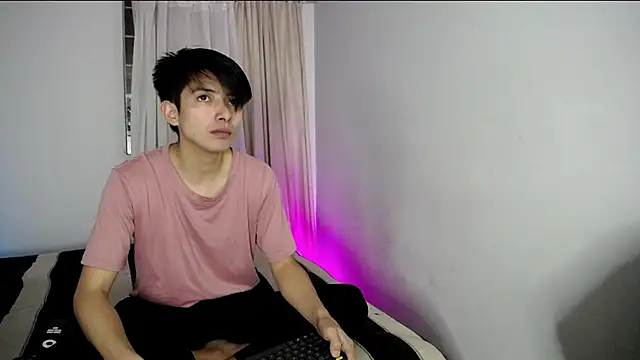 Snapshot of Pinkandyellowpokemon chatting on February 24, 2025, 11:19 pm Pinkandyellowpokemon online show from February 24, 2025, 11:19 pm