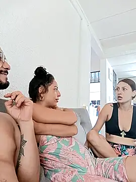 Snapshot of _joanne_and_oliver_ chatting on October 31, 2025, 5:20 pm joanne and oliver online show from October 31, 2025, 5:20 pm