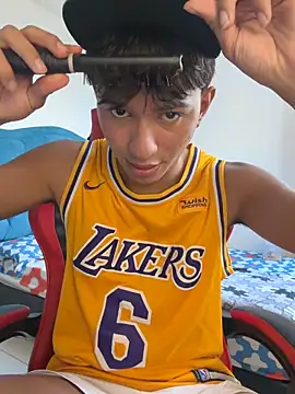 Leonarrrd 01 online show from December 18, 2025, 9:51 pm