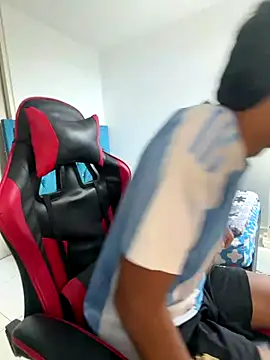 Leonarrrd 01 online show from December 17, 2025, 8:14 pm