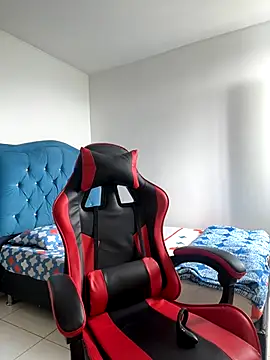 Snapshot of Leonarrrd_01 chatting on November 4, 2025, 5:28 pm Leonarrrd 01 online show from November 4, 2025, 5:28 pm