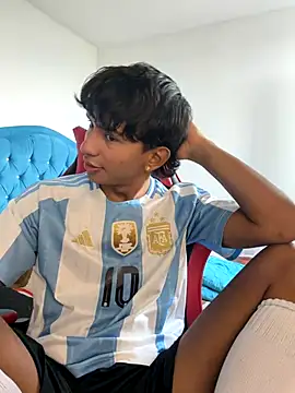 Snapshot of Leonarrrd_01 chatting on December 2, 2025, 8:32 pm Leonarrrd 01 online show from December 2, 2025, 8:32 pm