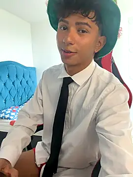 Snapshot of Leonarrrd_01 chatting on December 5, 2025, 7:34 pm Leonarrrd 01 online show from December 5, 2025, 7:34 pm