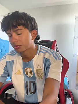 Snapshot of Leonarrrd_01 chatting on November 22, 2025, 7:57 pm Leonarrrd 01 online show from November 22, 2025, 7:57 pm