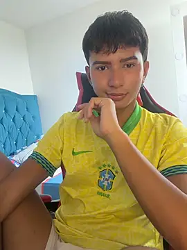 Snapshot of Leonarrrd_01 chatting on December 16, 2025, 8:13 pm Leonarrrd 01 online show from December 16, 2025, 8:13 pm