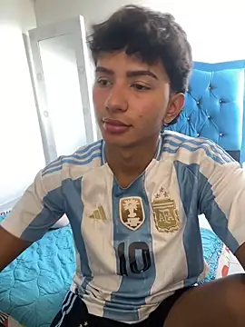 Snapshot of Leonarrrd_01 chatting on October 26, 2025, 4:40 pm Leonarrrd 01 online show from October 26, 2025, 4:40 pm