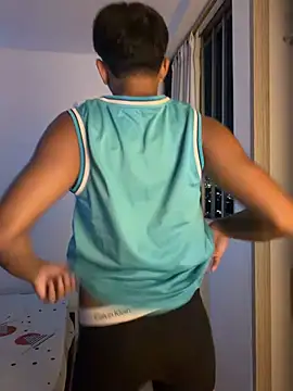 Leonarrrd 01 online show from February 25, 2026, 11:37 pm