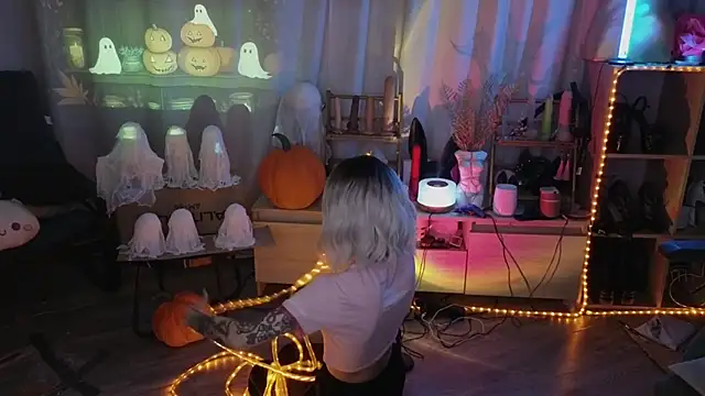 Snapshot of Kerry_Kirk chatting on October 23, 2025, 11:47 pm Kerry Kirk online show from October 23, 2025, 11:47 pm