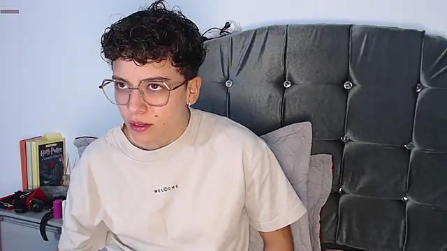 Antonella Cruz02 online show from April 22, 2026, 3:13 am