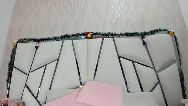  aurora18  online show from December 16, 2025, 3:11 am