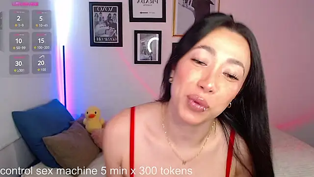 lilyy evanss online show from February 3, 2025, 9:07 pm