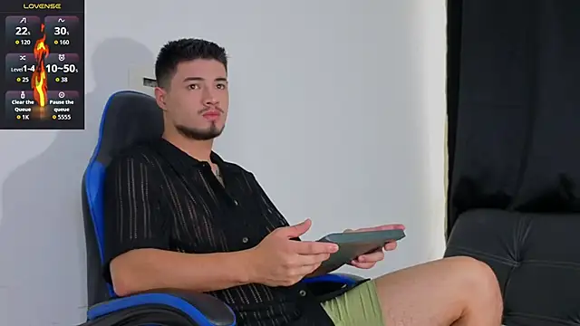 Snapshot of EdwardRoss_ chatting on December 16, 2025, 8:57 pm EdwardRoss online show from December 16, 2025, 8:57 pm