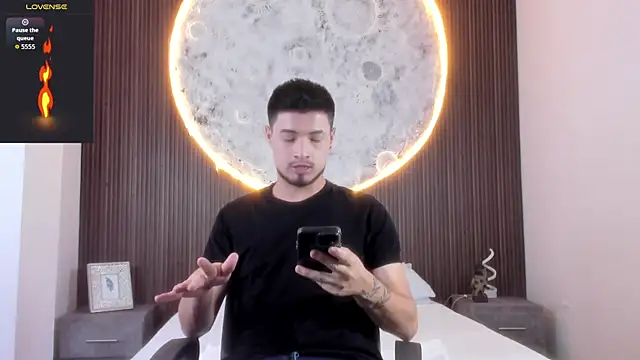 Snapshot of EdwardRoss_ chatting on December 17, 2025, 8:14 pm EdwardRoss online show from December 17, 2025, 8:14 pm