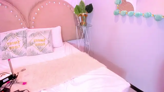 Miia Thompsonn online show from September 9, 2025, 3:27 am