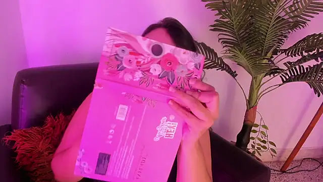 Miia Thompsonn online show from January 23, 2025, 3:16 am