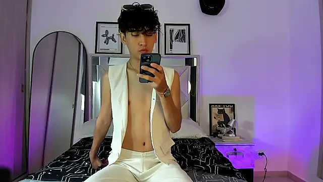 Adriien19 online show from October 21, 2025, 4:28 pm