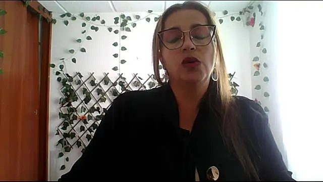 Snapshot of RossanaLionheart chatting on November 10, 2025, 8:47 pm RossanaLionheart online show from November 10, 2025, 8:47 pm